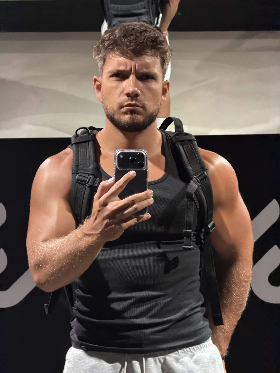 Photo après : portrait en tenue de sport devant un miroir