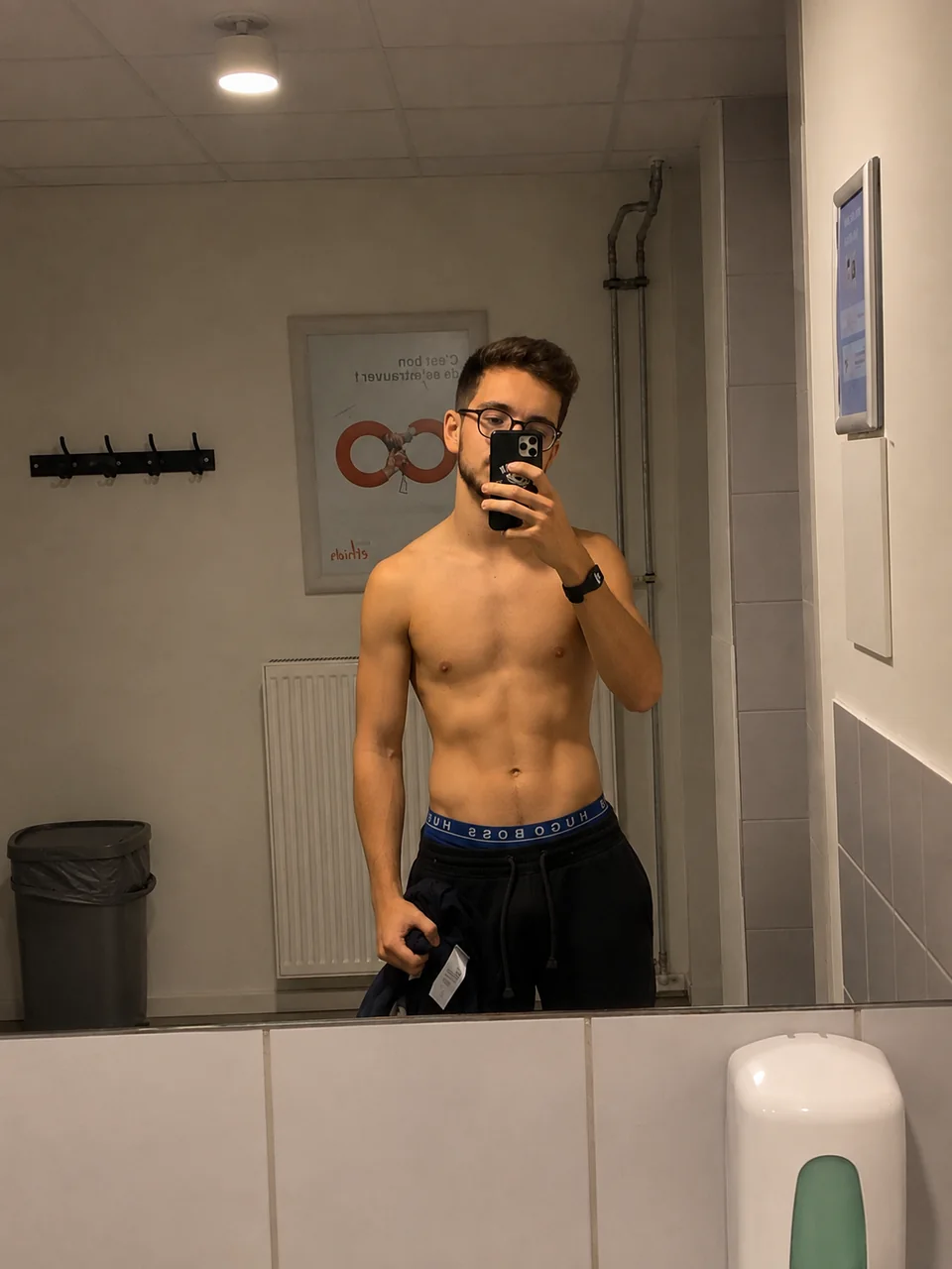 Photo avant : portrait en pied devant un miroir